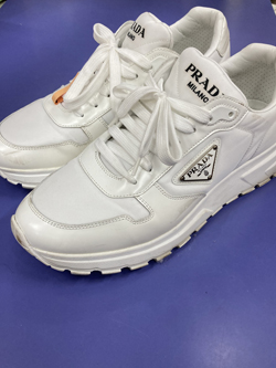 PRADA_白スニーカー写真